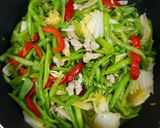 Hình bước làm 3 của món Cải dún, đậu cove, ớt chuông xào thịt heo nạc