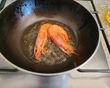 Foto del paso 2 de la receta: Fideos con salmón y gambas