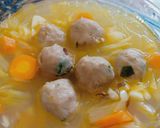 Foto langkah ke 2 dari resep Sup bihun bakso wortel.