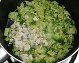 รูปขั้นตอนการทำที่ 1 ของ Broccoli Chicken Creamy Soup