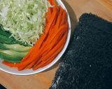 Hình bước làm 2 của món Cơm cuộn siêu đơn giản🥑🥕🥬
