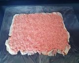 Foto del paso 3 de la receta: Rollo de carne de res molida relleno de jamón y queso