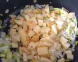 Foto del paso 2 de la receta: Sopa de poro y papa 👌🍵