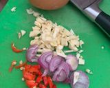 Foto langkah ke 1 dari resep Indomie Goreng Tumis ala Chinese Food.