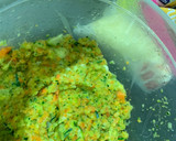 Foto del paso 3 de la receta: Ensalada de tomate con salsa cremosa de aguacate y tortita de verduras😋😋