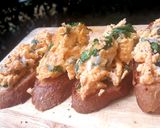 รูปขั้นตอนการทำที่ 3 ของ ไข่คนใบอ่อมแซ่บ Chinese Violets Scrambled eggs on Toast