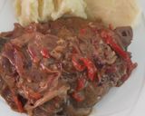Foto del paso 5 de la receta: Bifes de hígado a la criolla con salsa de crema de vino tinto y puré de papas