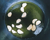 Foto del paso 3 de la receta: Cinta de lomo en salsa al ajillo