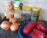 Foto del paso 1 de la receta: Sofrito de cebolla y morrón 🧅️🧄😎
