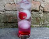 Foto langkah ke 2 dari resep Simple Strawberry Mujito.
