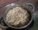 Foto langkah ke 4 dari resep Fusilli Alfredo Pasta.