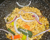 Foto del paso 8 de la receta: Cazuelita de arroz, verduras y pollo macerado