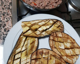 Foto del paso 2 de la receta: Berenjenas rellenas de carne picada y tomate