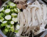 Foto langkah ke 1 dari resep Sup Oyong Jamur Tiram.