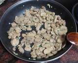 Foto del paso 5 de la receta: Cerdo frito con salsa de champiñones al ajillo y arroz blanco