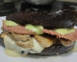 Foto del paso 8 de la receta: "Sándwich" de berenjena🍆, morradela, salchicha y queso🧀🥩🍗