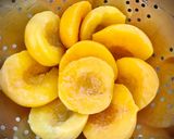 Foto del paso 1 de la receta: Melocotones flambeados con mascarpone a la vainilla y frutos secos