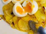 Patatas con cebolla al horno y huevos (casi) hervidos