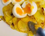 Foto del paso 4 de la receta: Patatas con cebolla al horno y huevos (casi) hervidos