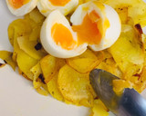Foto del paso 4 de la receta: Patatas con cebolla al horno y huevos (casi) hervidos