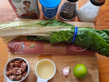 Espagueti con acelgas y nuez en una olla