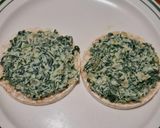 Foto del paso 4 de la receta: Galletas de arroz con requesón, espinacas y aguacate