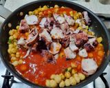 Foto del paso 8 de la receta: Guiso de garbanzos con rejos y tomate 🍲🍅🐙