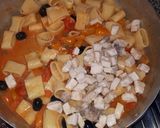 Foto del passaggio 3 della ricetta Calamarata con spada datterino giallo olive capperi e menta