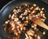 Foto del paso 4 de la receta: Fideuà negra de sepia y gambas