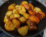 Foto langkah ke 4 dari resep Gamja Jorim (Korean Braised Potatoes).