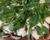 Foto del paso 2 de la receta: Pizza de hongos Portobellos y rúcula sobre masa integral