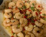 รูปขั้นตอนการทำที่ 4 ของ กุ้งผัดพริกเกลือ แสนแซ่บ😋
