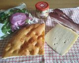 Foto del passaggio 1 della ricetta Insalata mista con carciofi grigliati sott'olio, speck, asiago e focaccia
