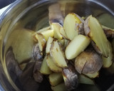 Foto del paso 2 de la receta: Patatas y boletus con salsa de huevos fritos
