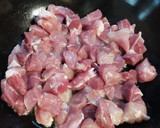 Foto del paso 2 de la receta: Carnaza de cerdo atomatada