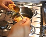 Foto del paso 12 de la receta: Croquembouche (masa choux y crema pastelera)