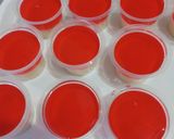 Foto langkah ke 4 dari resep Puding Jelly Strawberry Merah Putih.