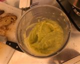 Foto del passaggio 3 della ricetta Vellutata di cavolo romanesco al profumo di timo con crostini di pane 🥖 enkir e olio evo