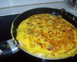 Foto del paso 11 de la receta: Tortilla de patata rellena de pavo y queso