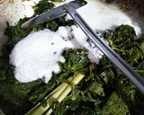 Foto langkah ke 5 dari resep Sayur Daun Singkong Bumbu Kuning.