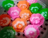Foto langkah ke 5 dari resep Kue lapis bunga merah putih.