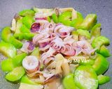 Hình bước làm 3 của món Mực ống xào mướp và nấm bào ngư