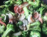 Foto langkah ke 5 dari resep Tumis Brokoli Sosis Jamur.