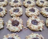 Foto langkah ke 6 dari resep Choco Peanut Thumbprint Cookies.