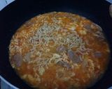Foto langkah ke 7 dari resep Seblak Mie Makaroni Telur Sosis.