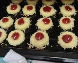 Foto langkah ke 11 dari resep Kue thumbprint stroberi keju🍓🤤.