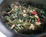 Foto langkah ke 5 dari resep Tumis kangkung terasi.