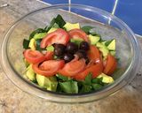 Foto del paso 1 de la receta: Ensalada de espinacas, palta, aceitunas, huevo y tomates acompañada por cuadril al carbón