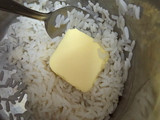 Arroz con manteca (mantequilla) ajo, perejil y corazón de sorpresa 😋 🍚 🧈🧄🌱🧀