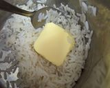 Foto del paso 2 de la receta: Arroz con manteca (mantequilla) ajo, perejil y corazón de sorpresa 😋 🍚 🧈🧄🌱🧀